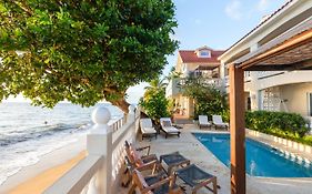 Tres Sirenas Beach Inn